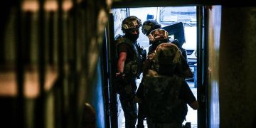 İstanbul merkezli yürütülen soruşturma kapsamında İstanbul, Muğla, Adana ve Antalya’da düzenlenen eş zamanlı operasyonlarda 20 şüpheli gözaltına alındı.