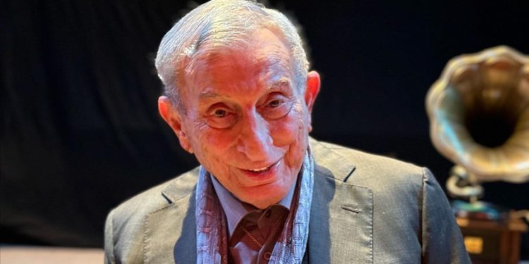 Usta sanatçı Haldun Dormen’in 97 yaşında hayatını kaybettiği açıklandı. Acı haberi gelini gazeteci Ayşe Arman sosyal medya hesabından duyurdu.