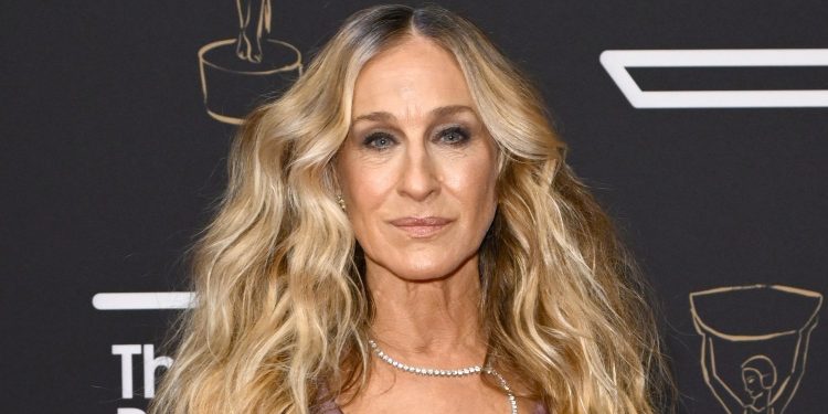 Sarah Jessica Parker’dan Sex and the City buluşması 1 Ünlü oyuncu Sarah Jessica Parker, Golden Eve gecesinde eski rol arkadaşı David Eigenberg ile bir araya geldi.