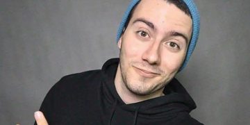 YouTube fenomeni Enes Batur, yurt dışından Türkiye’ye döndüğü sırada İstanbul Havalimanı’nda gözaltına alındı.