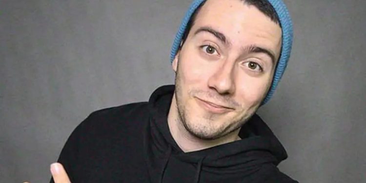 YouTube fenomeni Enes Batur, yurt dışından Türkiye’ye döndüğü sırada İstanbul Havalimanı’nda gözaltına alındı.