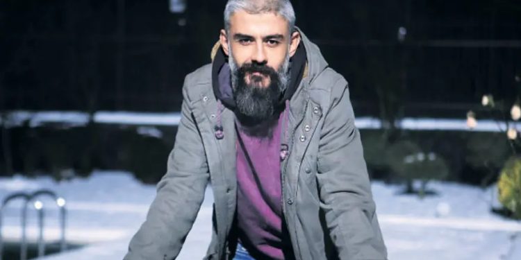 Dizi ve sinema projeleriyle tanınan oyuncu Kanbolat Görkem Arslan, evinde geçirdiği kalp krizinin ardından kaldırıldığı hastanede yaşamını yitirdi.