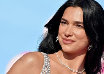 Dua Lipa, Epstein dosyalarıyla ilgili tartışmalarda kullanılan dilin gerçeği perdelediğini söyledi.