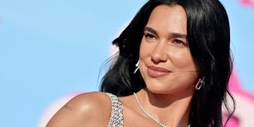 Dua Lipa, Epstein dosyalarıyla ilgili tartışmalarda kullanılan dilin gerçeği perdelediğini söyledi.