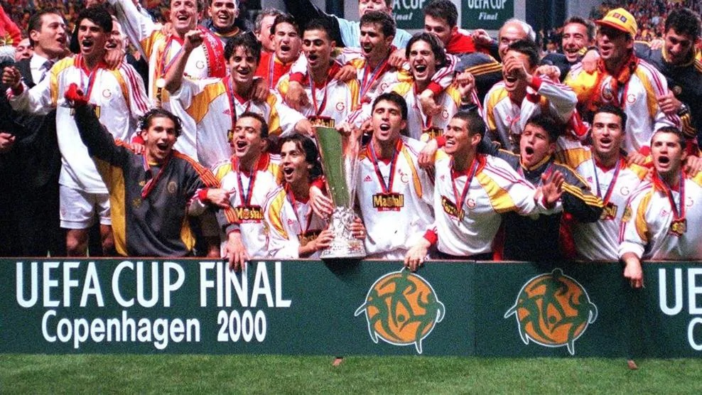 Galatasaray’ın Avrupa zaferinde 26 yıl: Türk futbolunun Kopenhag’da değişen gecesi 2 Galatasaray’ın 17 Mayıs 2000’de Arsenal’i penaltılarla mağlup ederek UEFA Kupası’nı kazandığı tarihi gecenin üzerinden 26 yıl geçti.