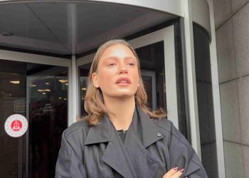 Serenay Sarıkaya yurda döndü, gözaltına alındı 19 Yasaklı madde soruşturmasında hakkında gözaltı kararı bulunan Serenay Sarıkaya, İstanbul’a gelir gelmez işlemler için gözaltına alındı.