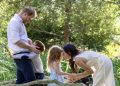 Prens Harry ve Meghan çocuklarıyla İngiltere’ye dönüyor 29 Prens Harry ve Meghan Markle, çocukları Prens Archie ve Prenses Lilibet ile birlikte İngiltere’ye gitmeye hazırlanıyor.