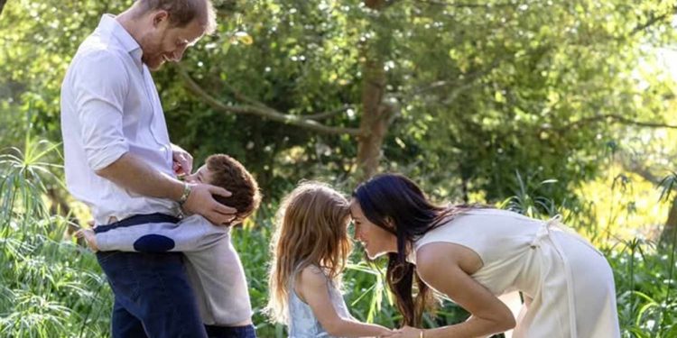 Prens Harry ve Meghan Markle, çocukları Prens Archie ve Prenses Lilibet ile birlikte İngiltere’ye gitmeye hazırlanıyor.