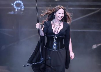 Şebnem Ferah, 6 yıllık aranın ardından İzmir Arena’da verdiği konserle hayranlarıyla buluştu
