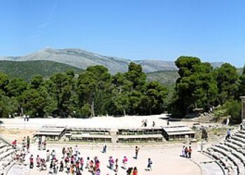 Epidauros antik tiyatrosunda basamakları dolduran ziyaretçiler