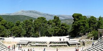 Epidauros antik tiyatrosunda basamakları dolduran ziyaretçiler