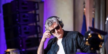 “Nightcall” şarkısıyla geniş bir dinleyici kitlesine ulaşan Fransız DJ Kavinsky’nin Paris’te yaşamını yitirdiği bildirildi