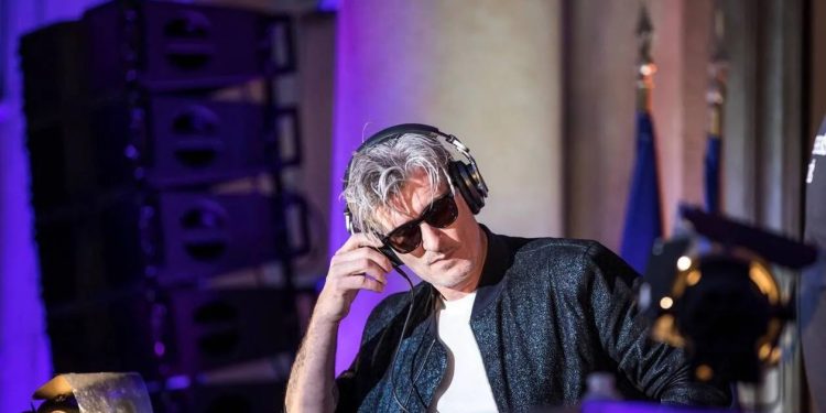 Elektronik müziğin dünyaca ünlü ismi Kavinsky, Paris’te ölü bulundu 1 “Nightcall” şarkısıyla geniş bir dinleyici kitlesine ulaşan Fransız DJ Kavinsky’nin Paris’te yaşamını yitirdiği bildirildi