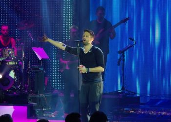 Konstantinos Argiros 2013 yılında Poseidonio sahnesinde şarkı söylerken