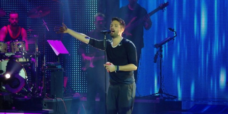 Konstantinos Argiros 2013 yılında Poseidonio sahnesinde şarkı söylerken