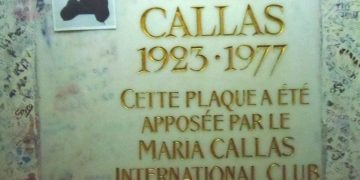 Maria Callasın Paristeki evindeki anma plaketi