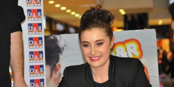 Sıla ve Konstantinos Argiros Düeti: Yanımda Uyu 2 Şarkıcı Sıla 2015 yılında katıldığı bir imza gününde