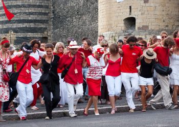 Sokak festivalinde sirtaki zinciri kuran dansçılar