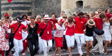 Sokak festivalinde sirtaki zinciri kuran dansçılar