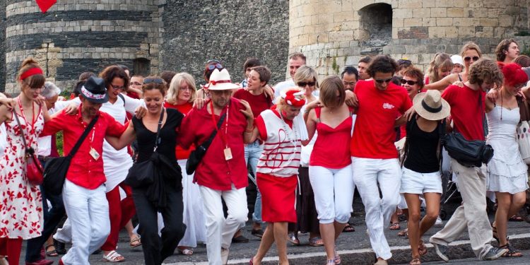 Sokak festivalinde sirtaki zinciri kuran dansçılar