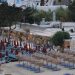 Mikonos'ta şezlong ve şemsiyelerle düzenlenmiş bir plaj