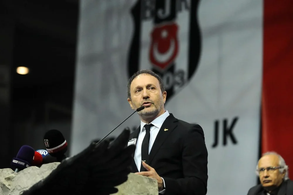Bir İmza ve Bir Tarzın Doğuşu... Tesadüf mü, İkonik bir Etki mi? 10 2019'da Hürser Tekinoktay'ın siyah takım, beyaz gömlek ve ince siyah kravatla oluşturduğu stil bugün Beşiktaş'ın kurumsal estetiğiyle ikonik bir benzerlik gösteriyor