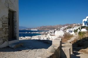 Mikonos'ta denize bakan beyaz badanalı evler ve daracık sokaklar
