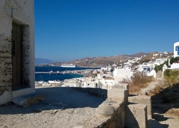 Mikonos'ta denize bakan beyaz badanalı evler ve daracık sokaklar