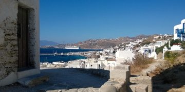 Mikonos'ta denize bakan beyaz badanalı evler ve daracık sokaklar