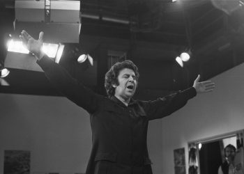 Mikis Theodorakis 1972'de sahnede orkestrayi yonetirken