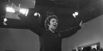 Mikis Theodorakis 1972'de sahnede orkestrayi yonetirken