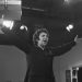 Mikis Theodorakis 1972'de sahnede orkestrayi yonetirken