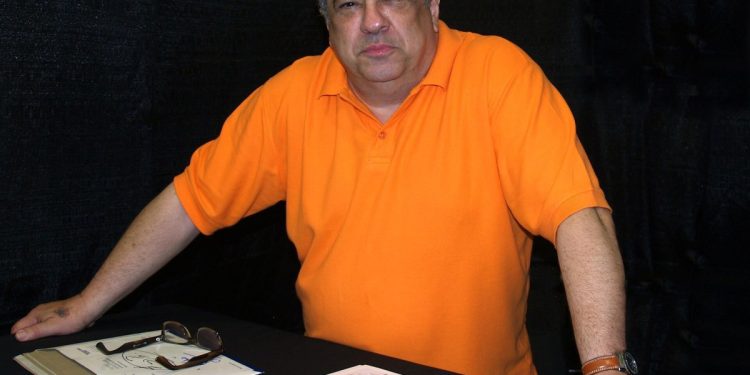 Vincent Pastore Kimdir: Sopranos'un Big Pussy'si 80 Yaşında Öldü 1 Oyuncu Vincent Pastore bir hayran buluşmasında imza masasında