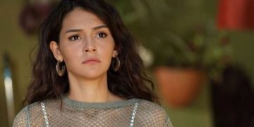 Hakkında gözaltı kararı verilen 5 şüpheliden oyuncu Çağla Boz gözaltına alınırken, evindeki aramada hassas terazi ele geçirildiği bildirildi.