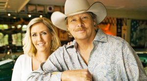 Sophie Cunningham, ideal erkeği sorulduğunda country müzik yıldızı Alan Jackson’a hayranlığını dile getirdi. WNBA yıldızının esprili açıklaması magazin gündeminde ilgi çekti.