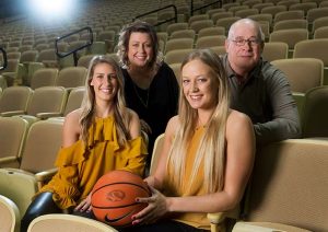 Merak edilen isim Sophie Cunningham'ın hikayesi 2 Sophie Cunningham, Missouri’de yaşadığı çocukluk yıllarından Indiana Fever formasıyla WNBA sahnesine uzanan kariyerinde ekonomik zorlukları, sakatlıkları ve yoğun rekabeti aşarak dikkat çeken bir basketbolcuya dönüştü.